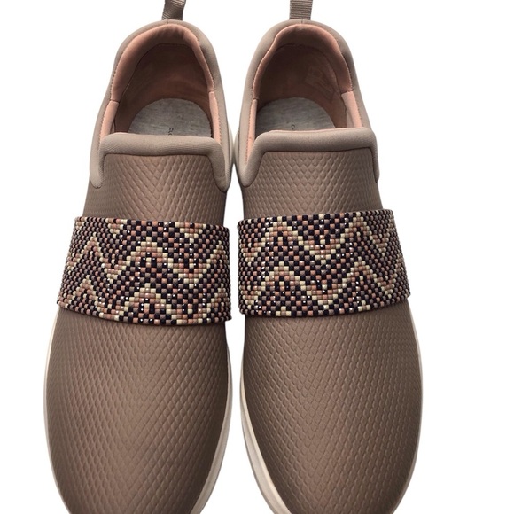 Clarks Cloudsteppers Women's Tan Slip-On Sneakers Beaded Front - Picture 2 of 5